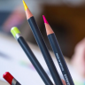 Цветные карандаши Derwent Procolour набор из 12 цветов в кейсе купить в магазине для художников Скетчинг Про с доставкой по РФ и СНГ