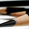 Насыщенный черный чернографитный карандаш Derwent Onyx средний купить в художественном магазине Проскетчинг с доставкой по РФ и СНГ