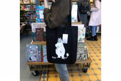 Сумка-шоппер «Муми-тролли. Фрекен Снорк с цветком» темная