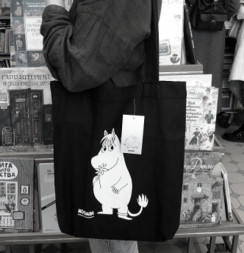 Сумка-шоппер «Муми-тролли. Фрекен Снорк с цветком» темная