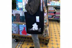 Сумка-шоппер «Муми-тролли. Муми-тролли на полянке» темная