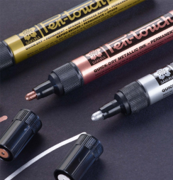 Маркер / линер золотой для скетчей Sakura Pen-Touch с архивными чернилами (для всех поверхностей)