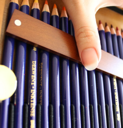 Derwent Inktense 72 цвета набор акварельно-чернильных карандашей в шкатулке